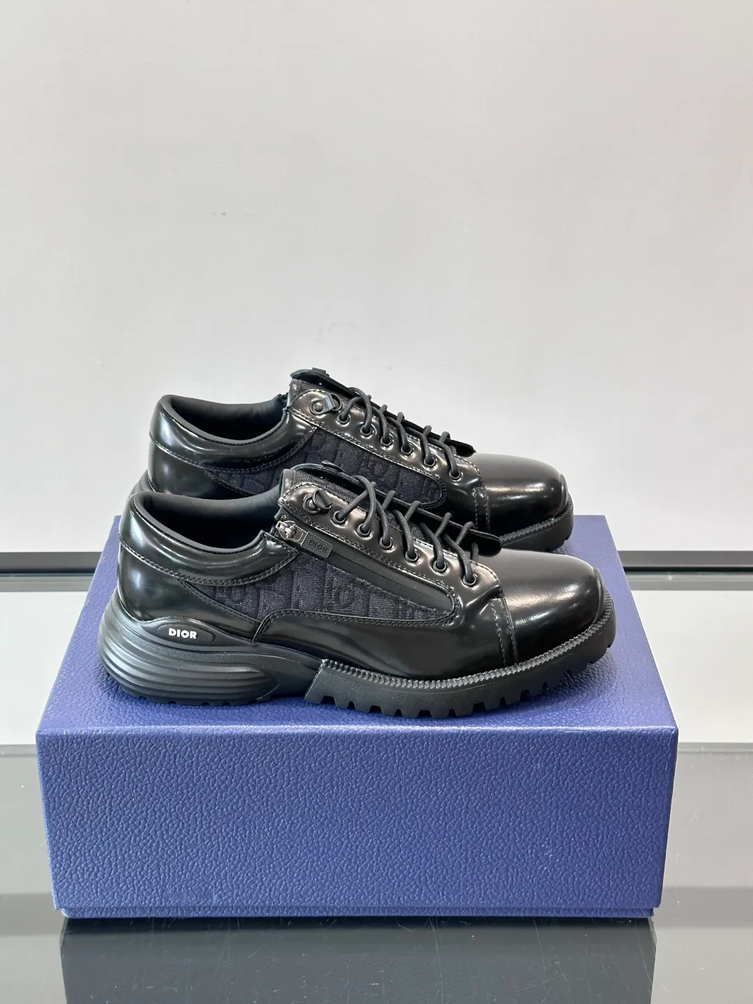 Men's shoes 💰p560 "Dio＊" Combat Derby Shoes Dior Combat Derby Shoes, black calfskin + Dior Oblique embroidery, highly recognizable. Shoelaces + technical zippers make it easy to put on and take off. The EVA hybrid soles are light and comfortable, with a sense of sportiness and fashion. They are great for daily wear or sports. They are the perfect combination of high fashion and functionality. size: 39-44 (38.45 customized)